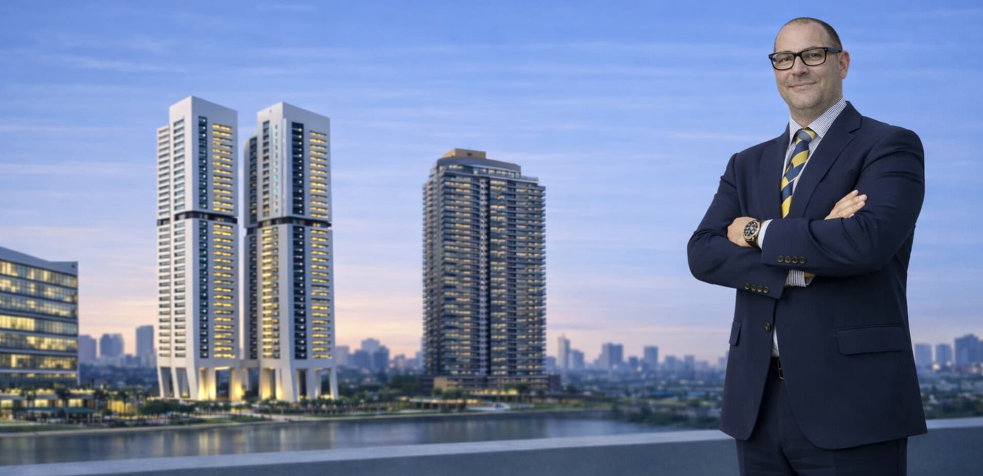 Imagem ilstrativa de Corretor Eztec com empreendimentos Eztec ao fundo