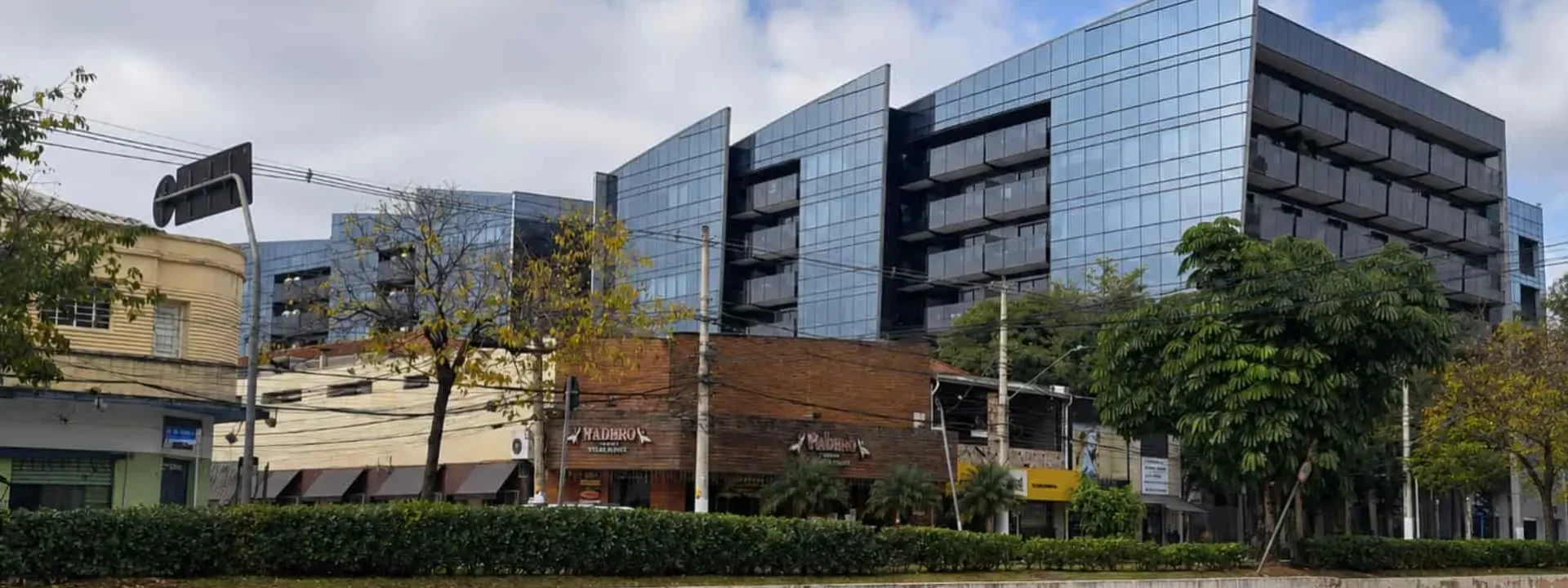 Imagem do Ezmark, torre da Construtora Eztec, marco da arquitetura na Vila Mariana